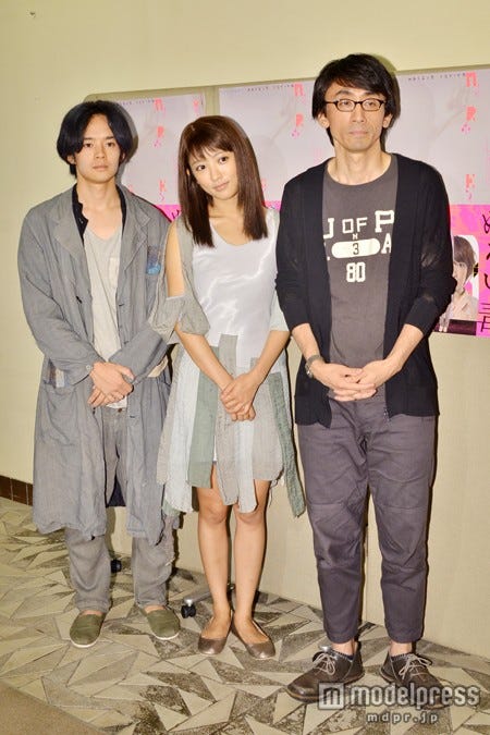 主演舞台「ぬるい毒」の公開稽古を行った夏菜ら(左から)池松壮亮、夏菜、吉田大八監督