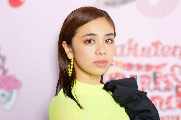 佐藤晴美 鍛えられた美腹筋チラリなへそ出しルックに スタイル大尊敬 素晴らしい腹筋ですね 称賛の声 モデルプレス