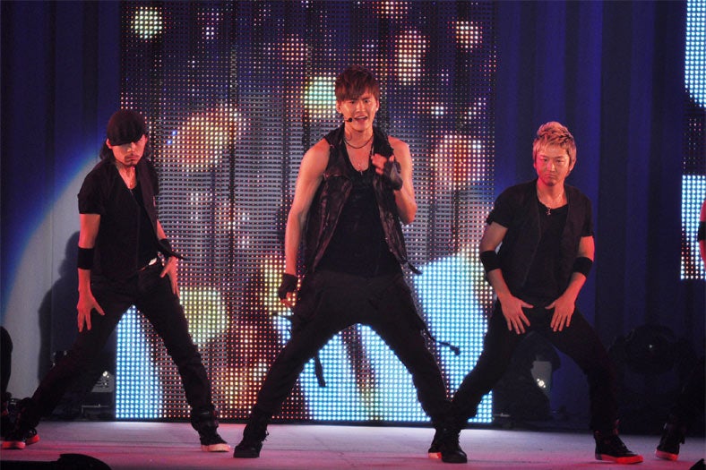 JYJジュンスの双子の兄、「Girls Award」出演　南明奈と手つなぎウォーキング