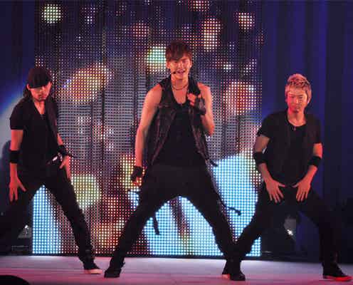 JYJジュンスの双子の兄、「Girls Award」出演 南明奈と手つなぎウォーキング