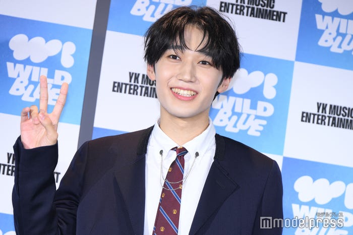 ポーズを求められぎこちなくピースをする鈴川直弥(C)モデルプレス