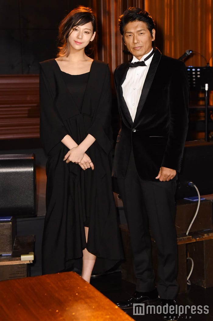 西内まりや、高橋克典 (C)モデルプレス