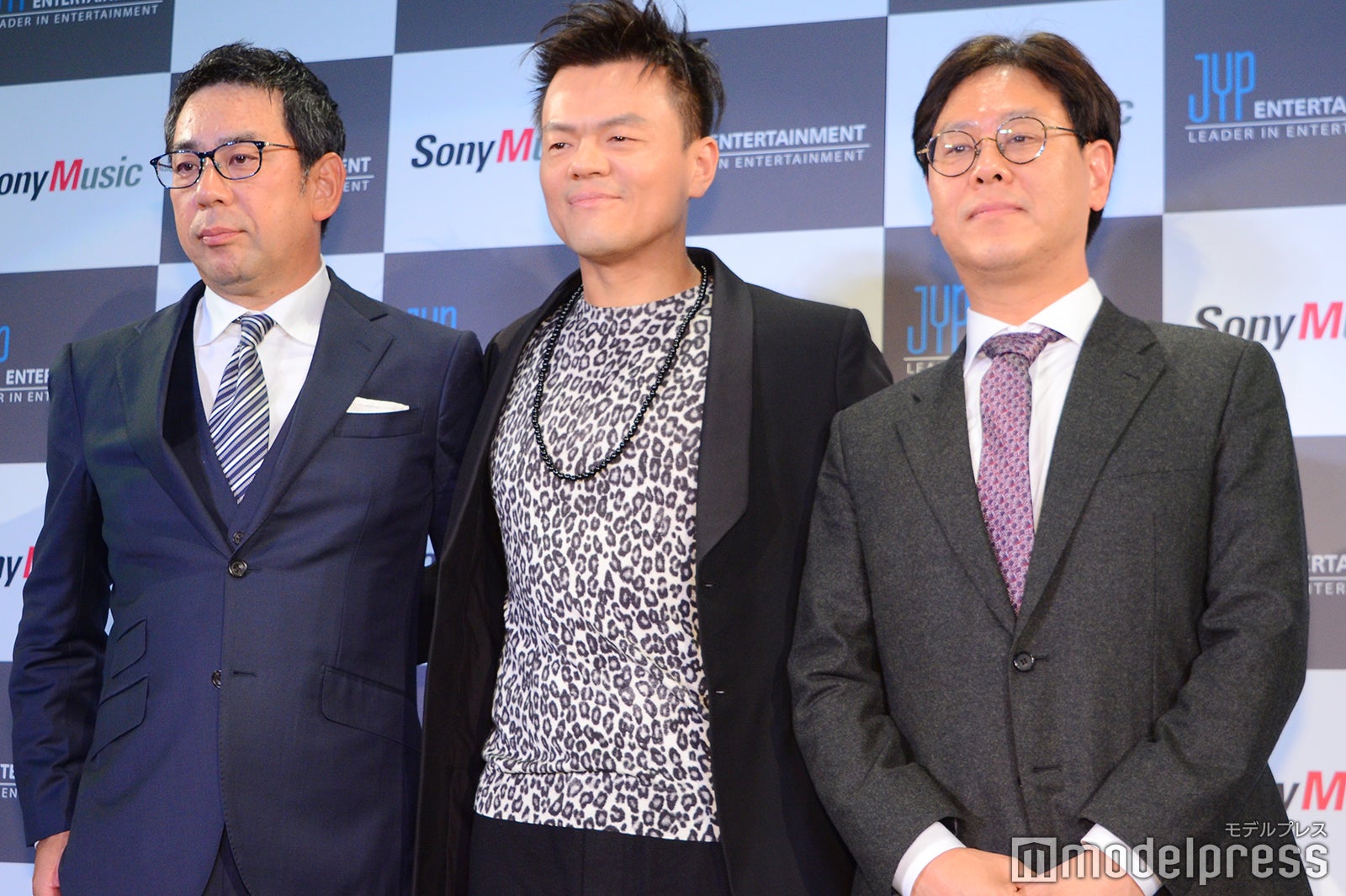 株式会社ソニー・ミュージックエンタテインメント取締役・村松俊亮氏、パク・ジニョン氏、チョン・ウク氏（C）モデルプレス