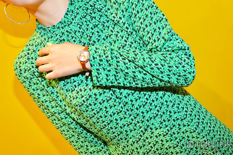 華やかワンピースにはシックでレトロなウォッチを