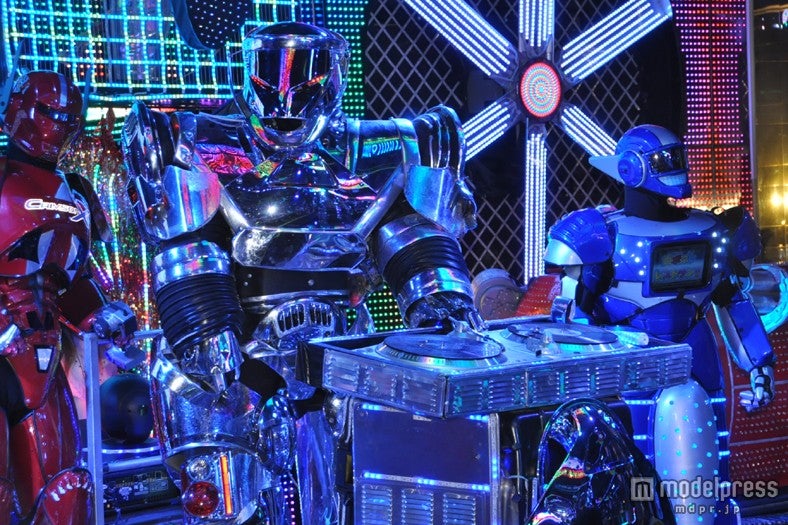 ダンスを披露するロボットダンサーズ