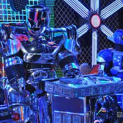 ダンスを披露するロボットダンサーズ