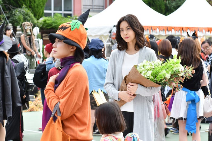 菅野美穂、松嶋菜々子/「砂の塔~知りすぎた隣人」第3話より(C)TBS