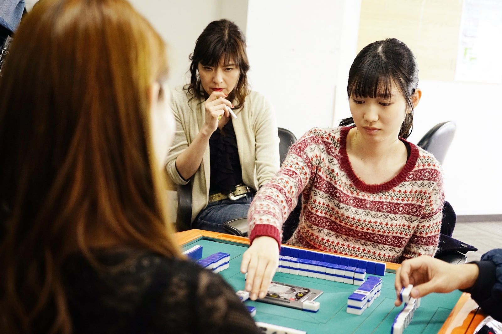 岡本夏美／映画「女流闘牌伝aki-アキ-」より（C）2017花崎圭司・大崎充／竹書房／「aki」製作委員会