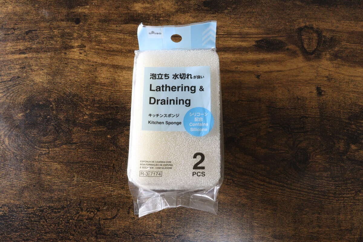 ダイソーの泡立ち水切れが良いキッチンスポンジのパッケージ