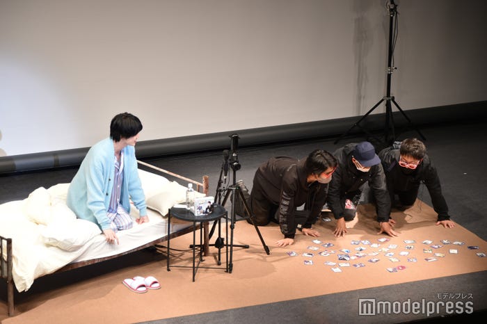 ツンデレカルタをする桜田通とスタッフ(C)モデルプレス