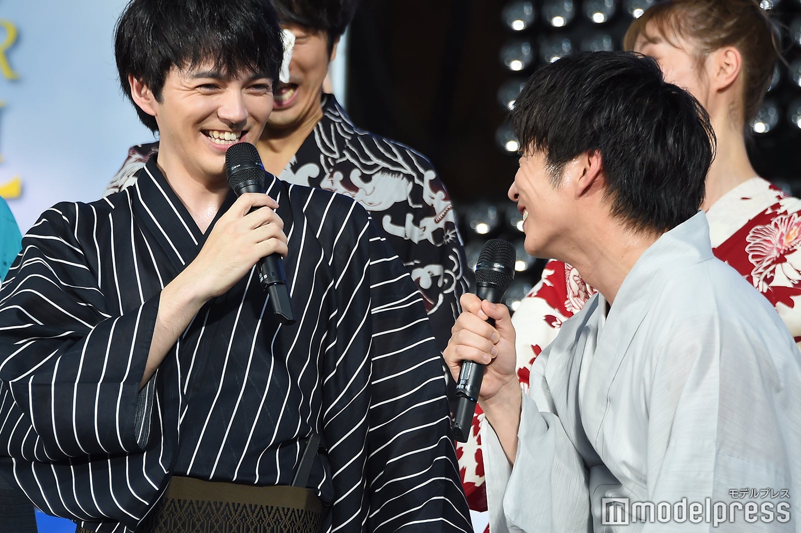 林遣都（左）から「平成最後の満月の夜」に語り合っていたことが明かされ驚く田中圭（右）「本当？本当？」（C）モデルプレス