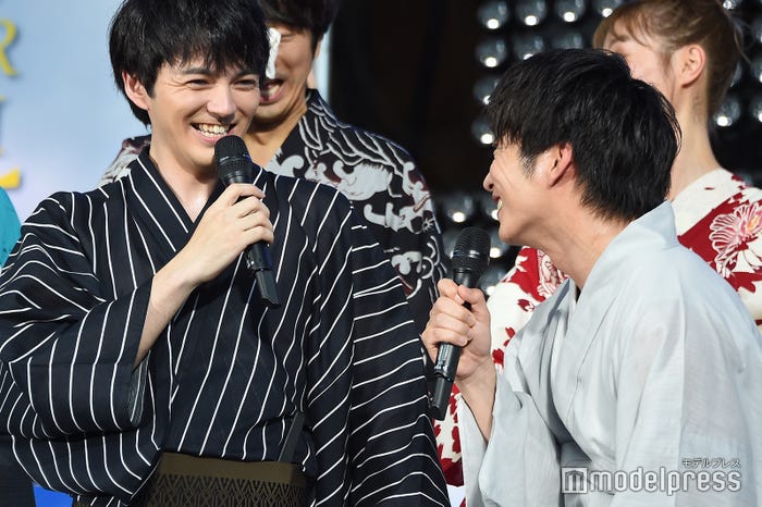 林遣都(左)から「平成最後の満月の夜」に語り合っていたことが明かされ驚く田中圭(右)「本当?本当?」(C)モデルプレス