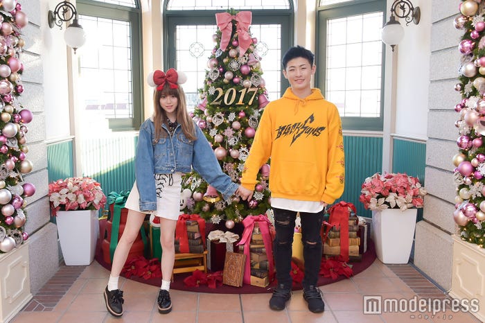 ディズニーリゾートラインのデコレーション/モデル:ちゃんえな(中野恵那)&平本蓮(C)モデルプレス(C)Disney