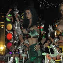 ダンスを披露するロボットダンサーズ