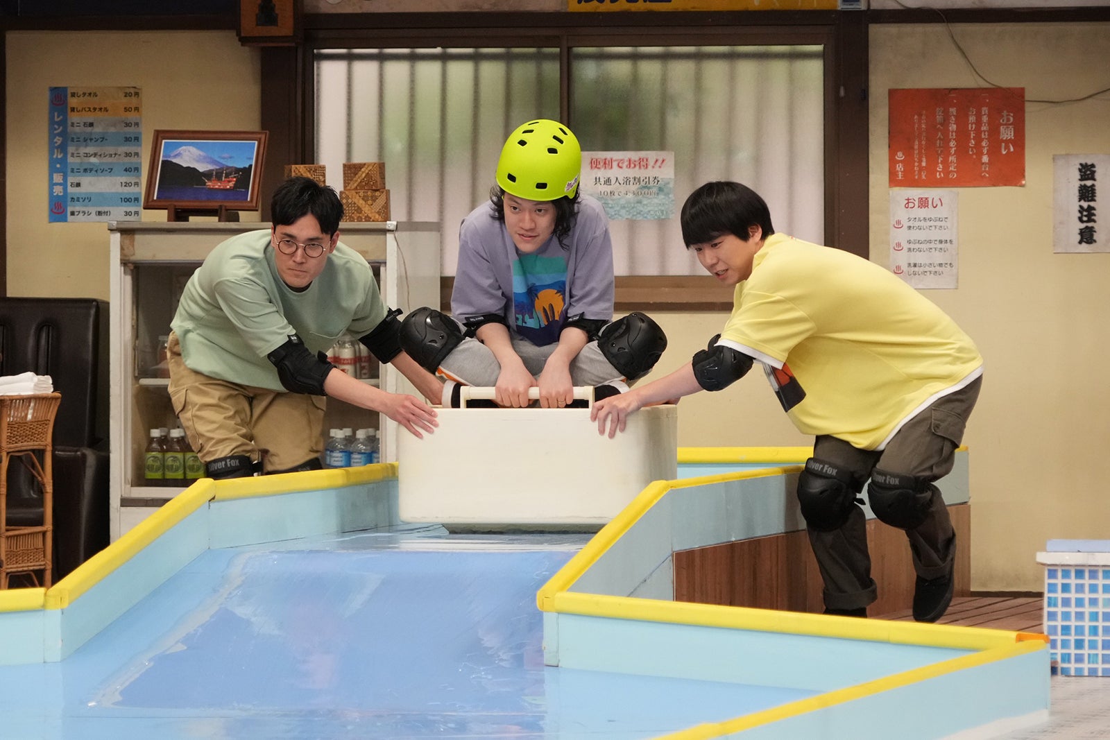 （左から）菊田竜大、粗品、秋山寛貴 （C）フジテレビ