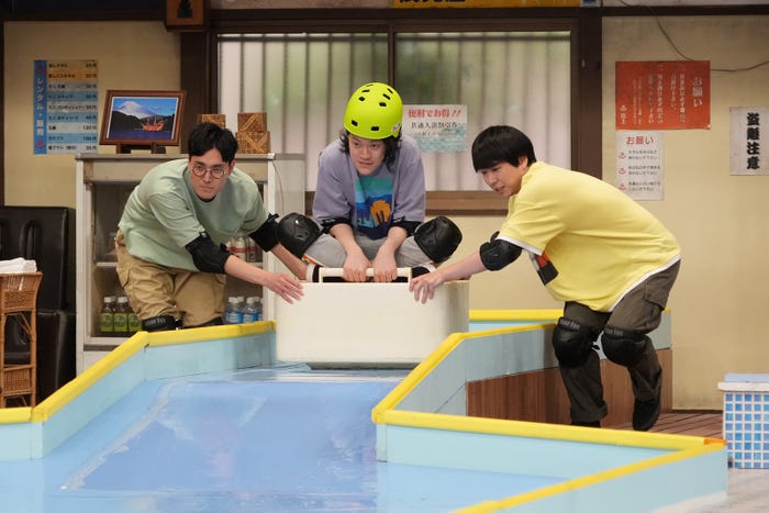 (左から)菊田竜大、粗品、秋山寛貴 (C)フジテレビ