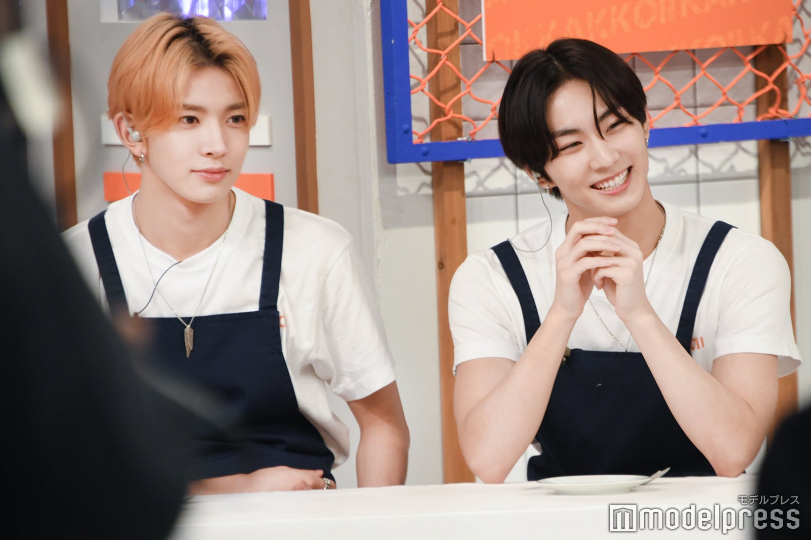 待機中もおしゃべりするHEESEUNG（ヒスン）、JUNGWON（ジョンウォン）（C）モデルプレス