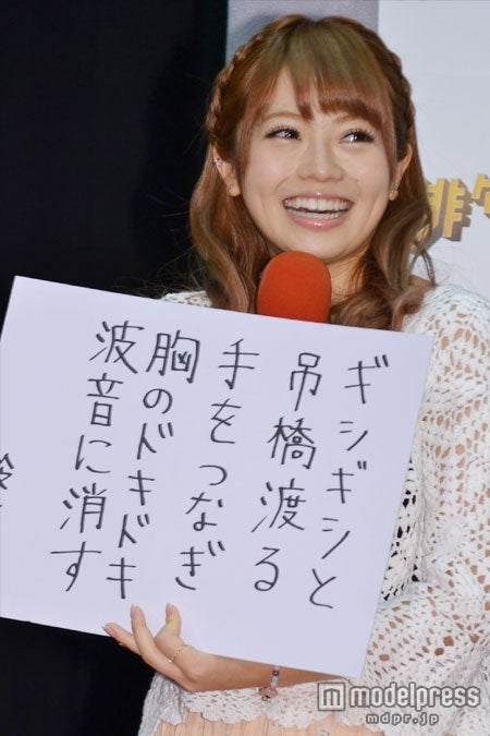 短歌を読む鈴木あや