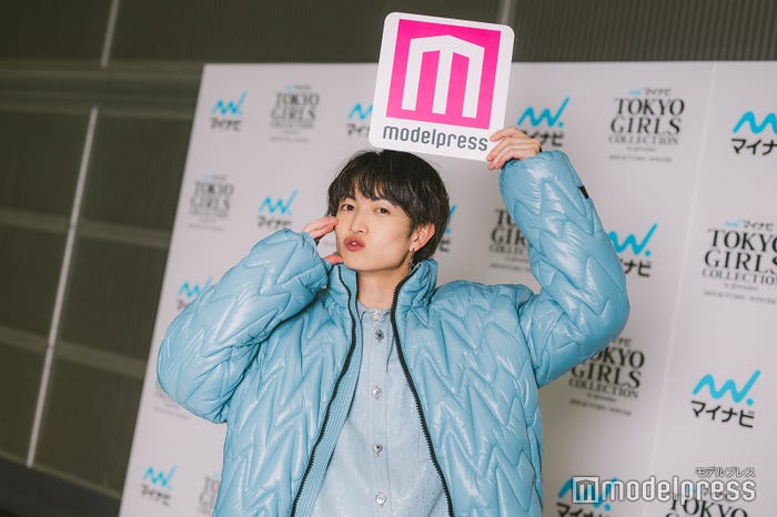 片手でできる“つなマルポーズ”をする綱啓永(C)モデルプレス