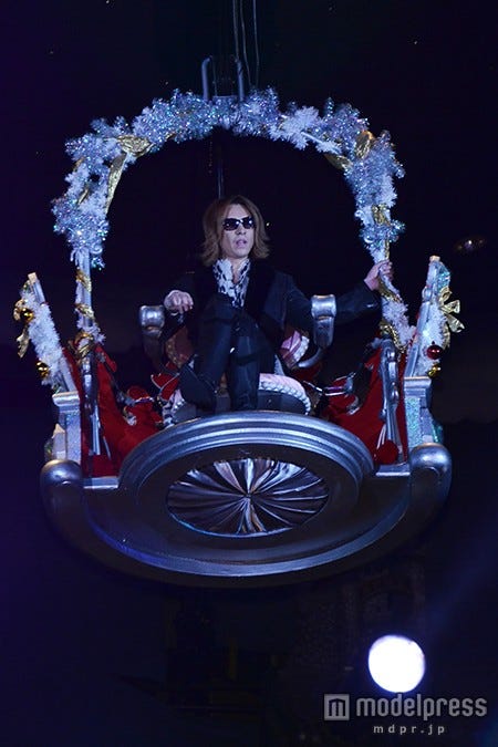 地上15メートルの高さに吊るされたゴンドラに乗ってサプライズ登場したX JAPAN・YOSHIKI