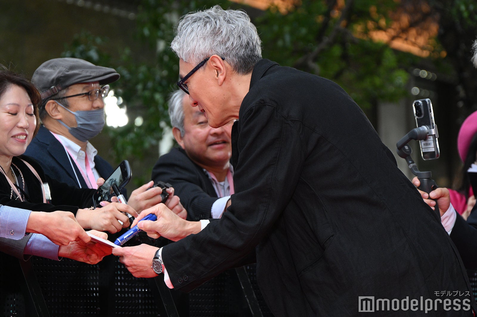 ファンサービスをする松重豊（C）モデルプレス