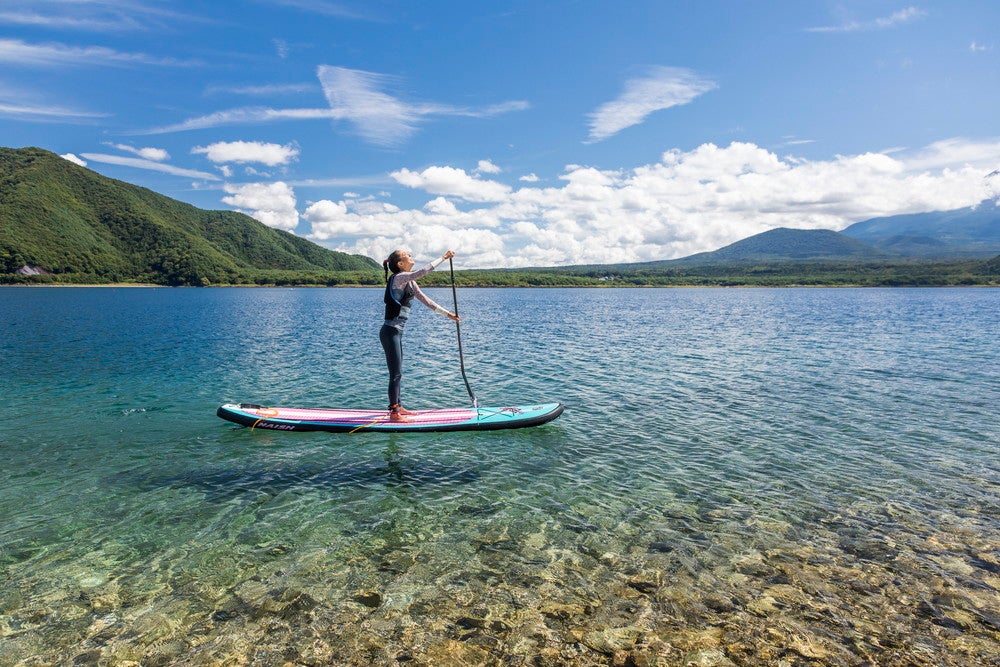 透明度抜群の本栖湖で気持ちよく身体を動かしリフレッシュ（提供画像）