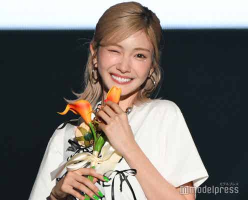 “キャバ嬢から社長に転身”ひめか、ハイトーン夏ヘアがキュート 美脚透けるコーデで登場【TGC松山2024】
