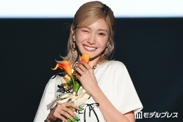 “キャバ嬢から社長に転身”ひめか、ハイトーン夏ヘアがキュート 美脚透けるコーデで登場【TGC松山2024】