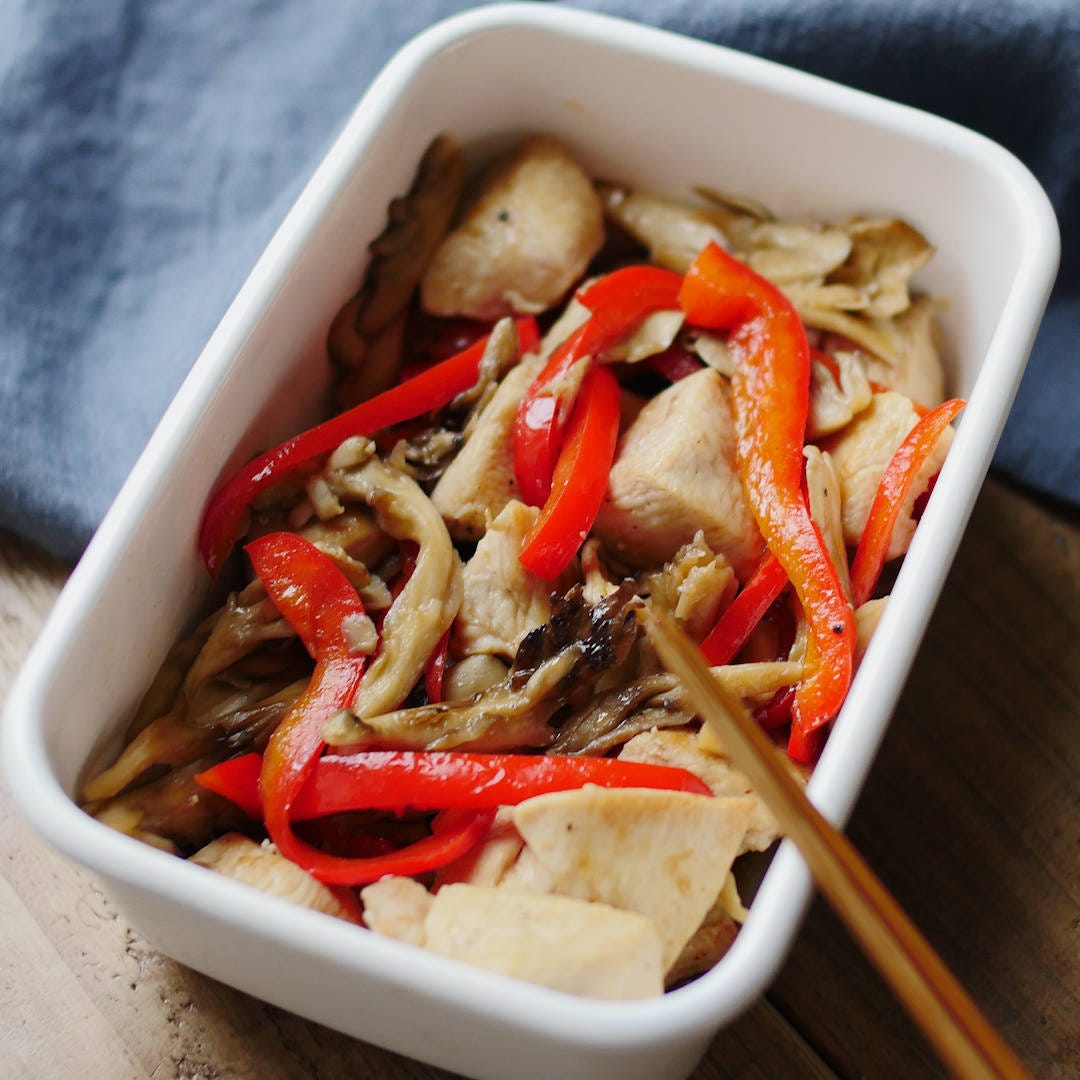 【作り置き】コクがすごいぞ！鶏むね肉とまいたけのコンソメバター炒め