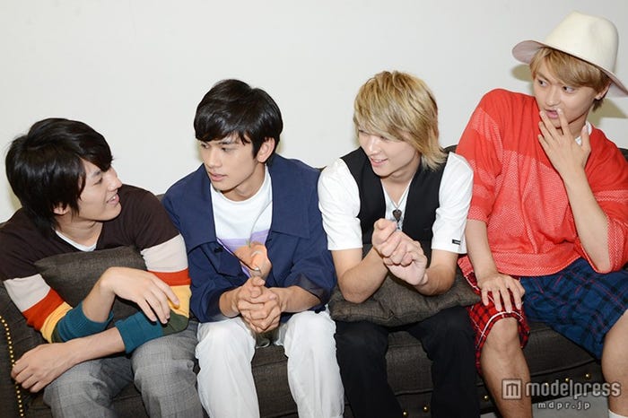 恋愛トークで盛り上がるDISH//(左から)MASAKI、TAKUMI、RYUJI、To-i