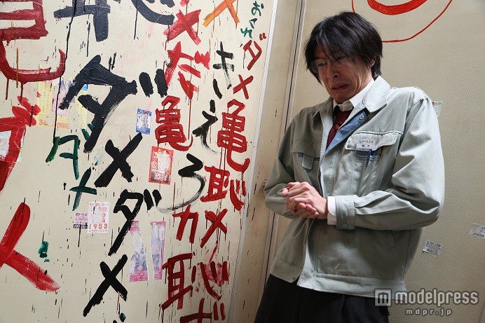 長谷川博己、トイレに引きこもる衝撃ビジュアル