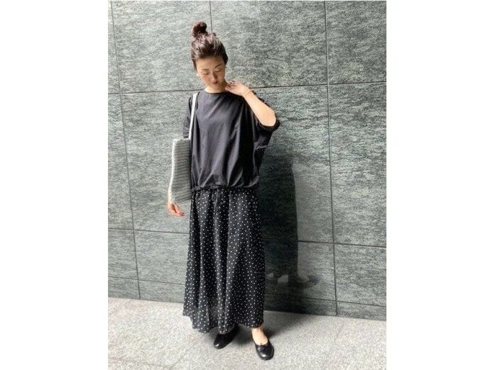 墨に近い黒のような、少しくすんだ黒色の「スミクロ」で涼し気に　出典：WEAR