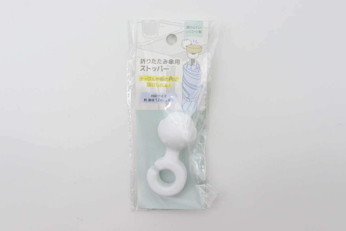 白いシマエナガ型の折りたたみ傘用ストッパーがパッケージに入っている