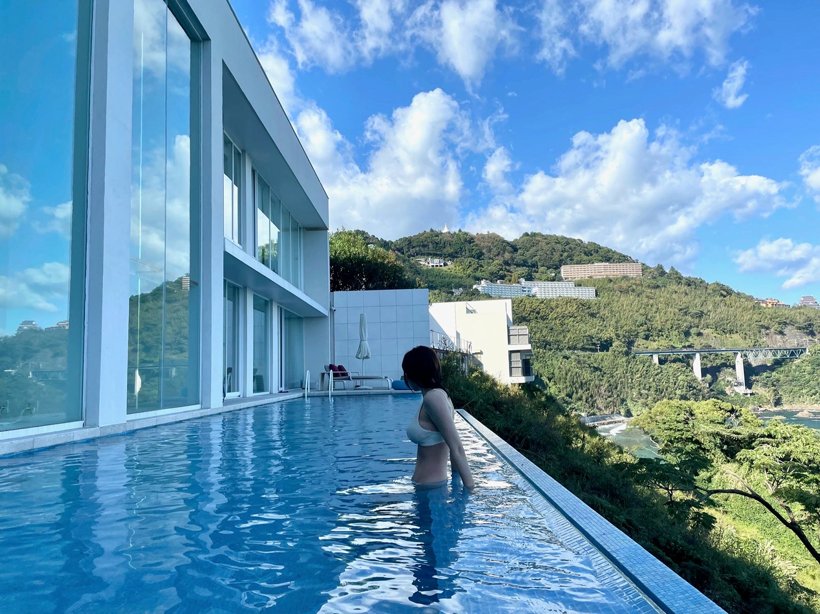 篠崎愛オフショット「FRIDAY」グラビアツイッター（@fridaysub）より