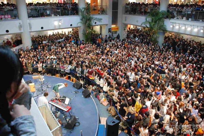 会場には女子中高生らファン2000人が集結