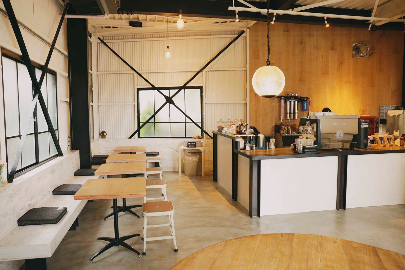 メンズライクな倉庫の雰囲気は活かした店内／画像提供：815 Coffee Stand