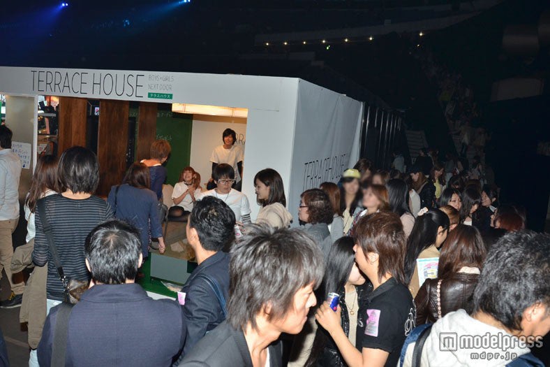 記念撮影を求めるファンによる長蛇の列が続いた／「GirlsAward 2013 SPRING／SUMMER」内「テラスハウス」特設ブース