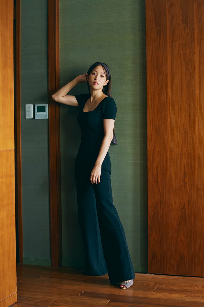 鷲見玲奈アザーカット(C)三瓶康友/集英社