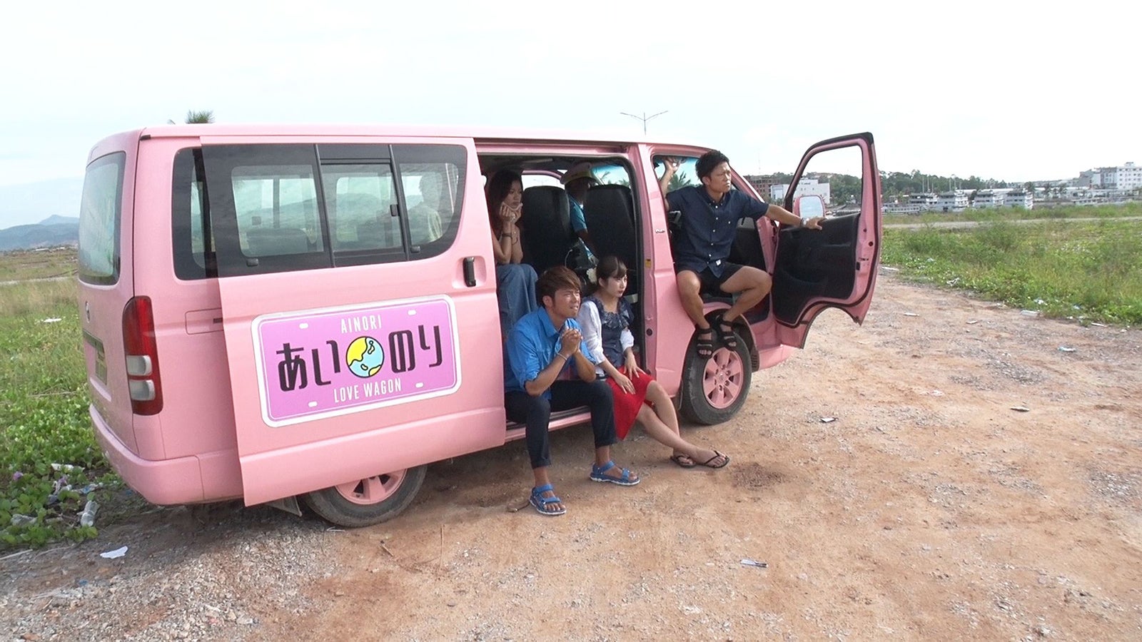 告白を見守るメンバーたち／「あいのり：Asian Journey」第4話より（C）フジテレビ