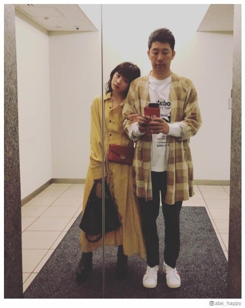 高橋愛＆あべこうじ夫妻、誕生日ランチで腕組み2ショット “おそろい風コーデ”にも注目