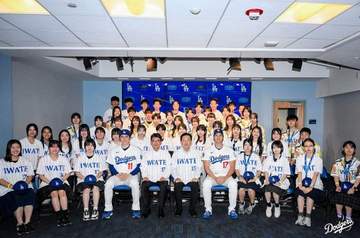 大谷翔平の登場に岩手の女子高生が歓喜 交流の様子を球団が公開 佐々木朗希も満面の笑み 始球式には花巻東の後輩が