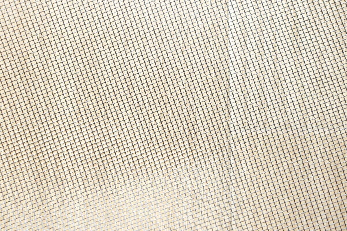 網戸ネットの細かいメッシュ素材が拡大されて写っている