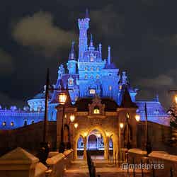 夜の「美女と野獣の城」（C）モデルプレス （C）Disney