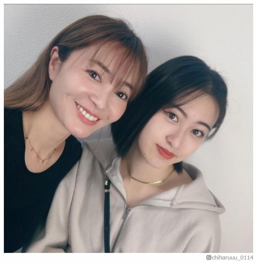 新山千春「恋ステ」出演の娘・もあと2ショット「美人親子」「そっくり」と反響