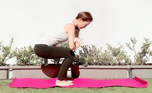 ゆっくりと息を吐きながら腰を下げます。