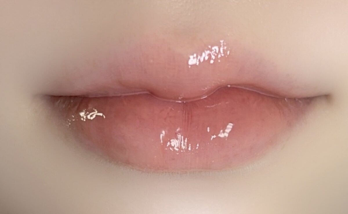 ブルベにおすすめのリップを塗ったツヤのある今っぽい唇の仕上がり