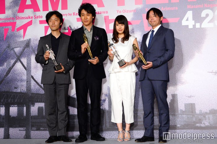 (左から)佐藤信介監督、大泉洋、有村架純、花沢健吾氏(C)モデルプレス