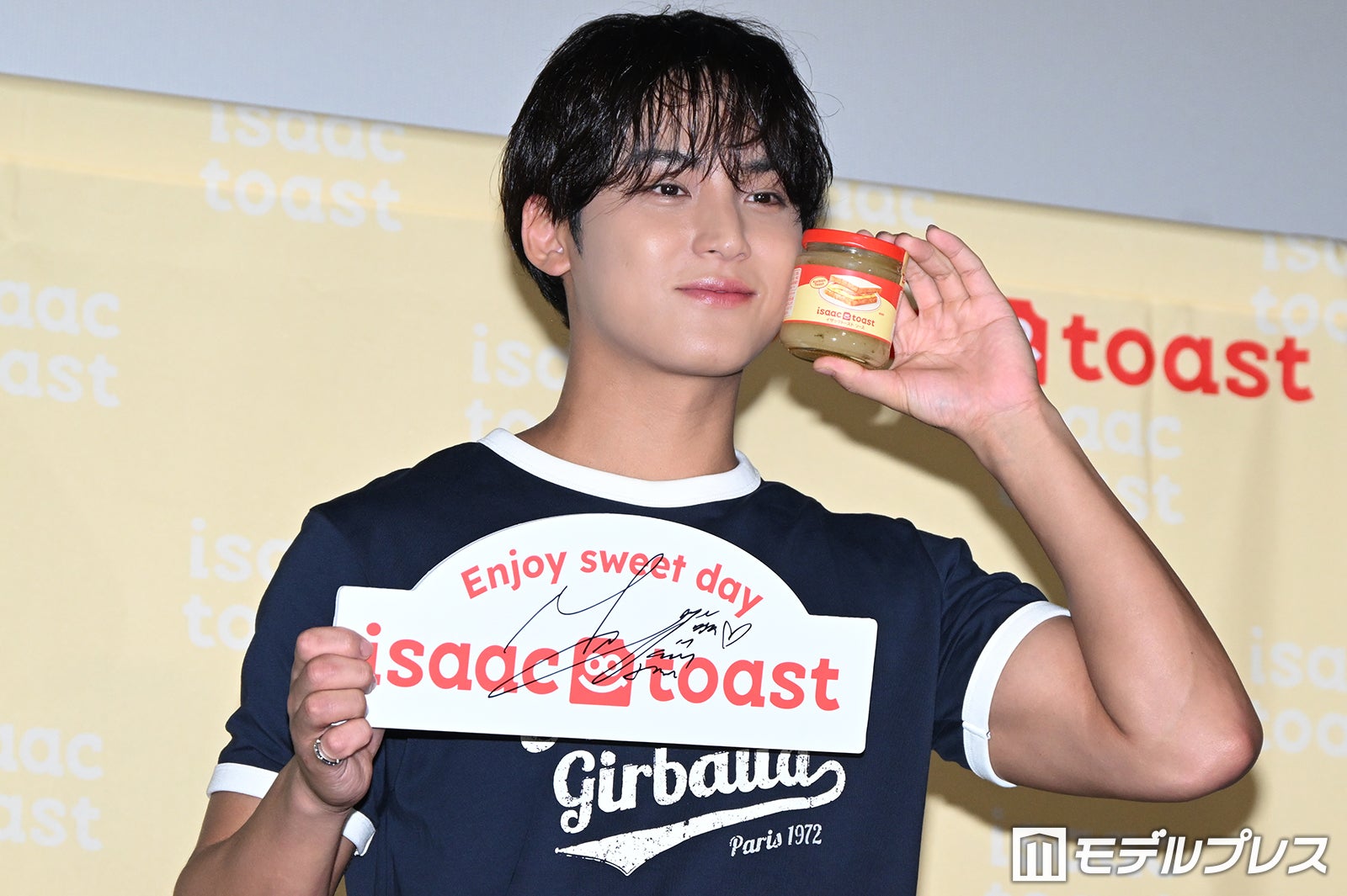 様々なポーズを求められ瓶を頬に寄せたMINGYU（ミンギュ）（C）モデルプレス