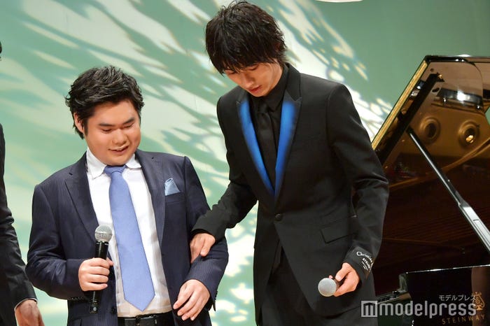 辻井伸行氏の手を引く山崎賢人 (C)モデルプレス