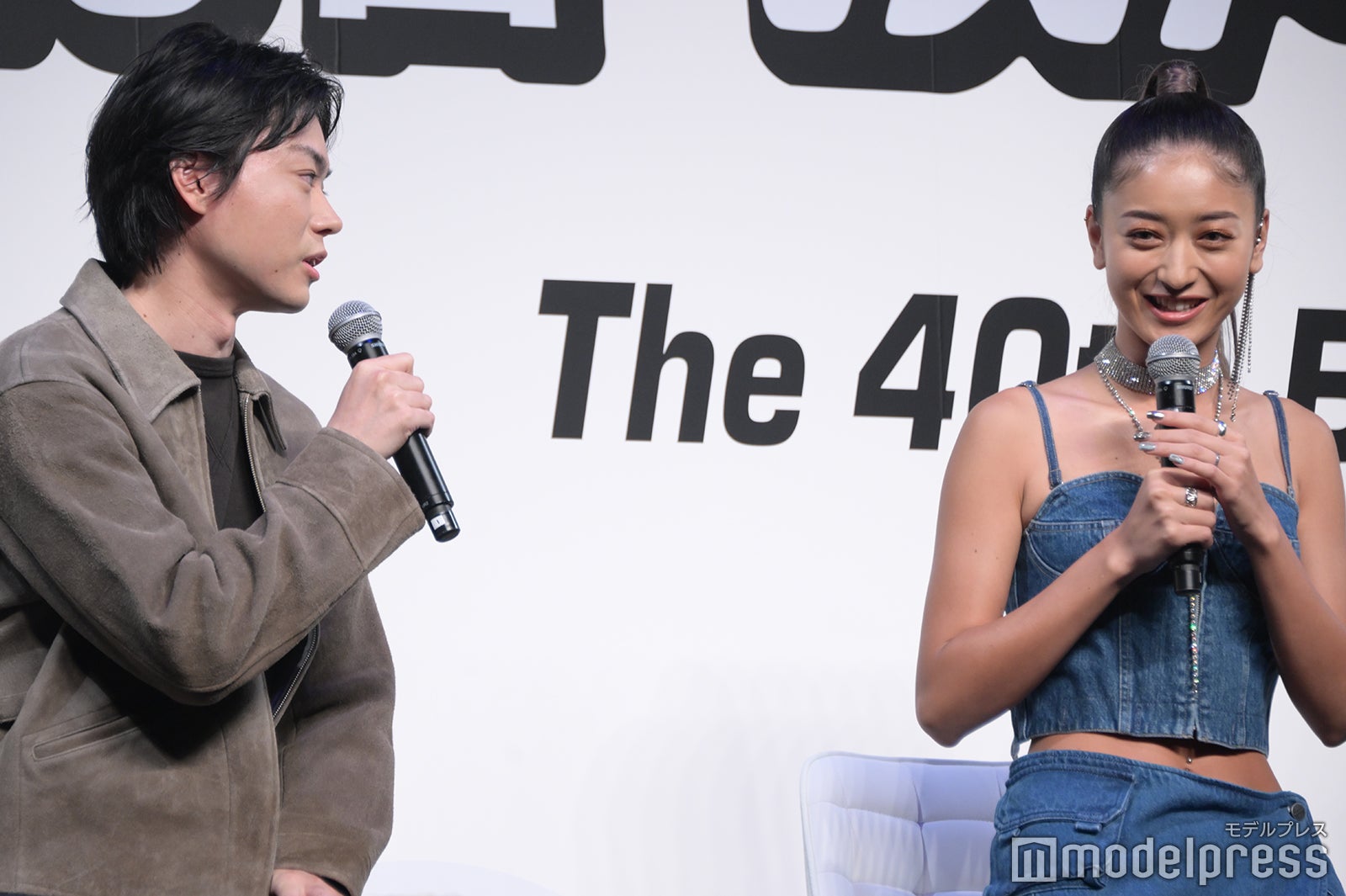 デニム愛を語る菅田将暉と聞くみちょぱ（C）モデルプレス
